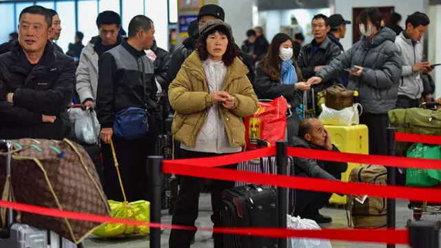 「我就是個普通人」：中國出入境新規上路前，那些早已受困的民眾