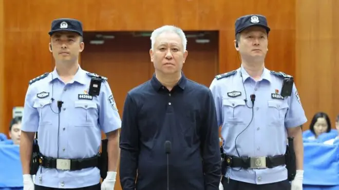 「我就是個普通人」：中國出入境新規上路前，那些早已受困的民眾